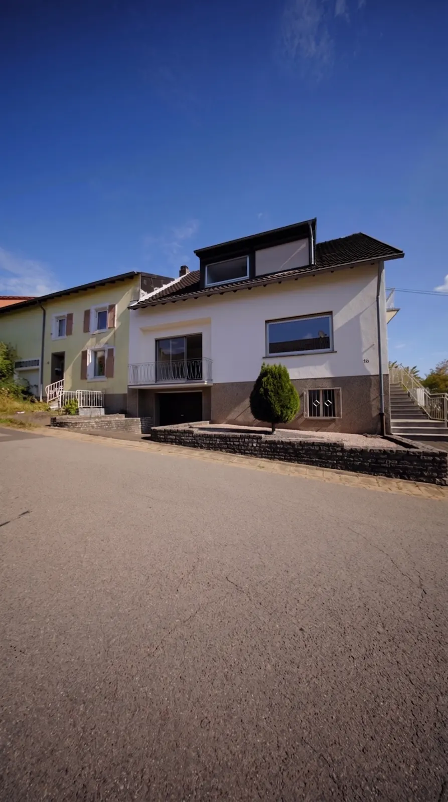 Startbild: das Haus von der Straße