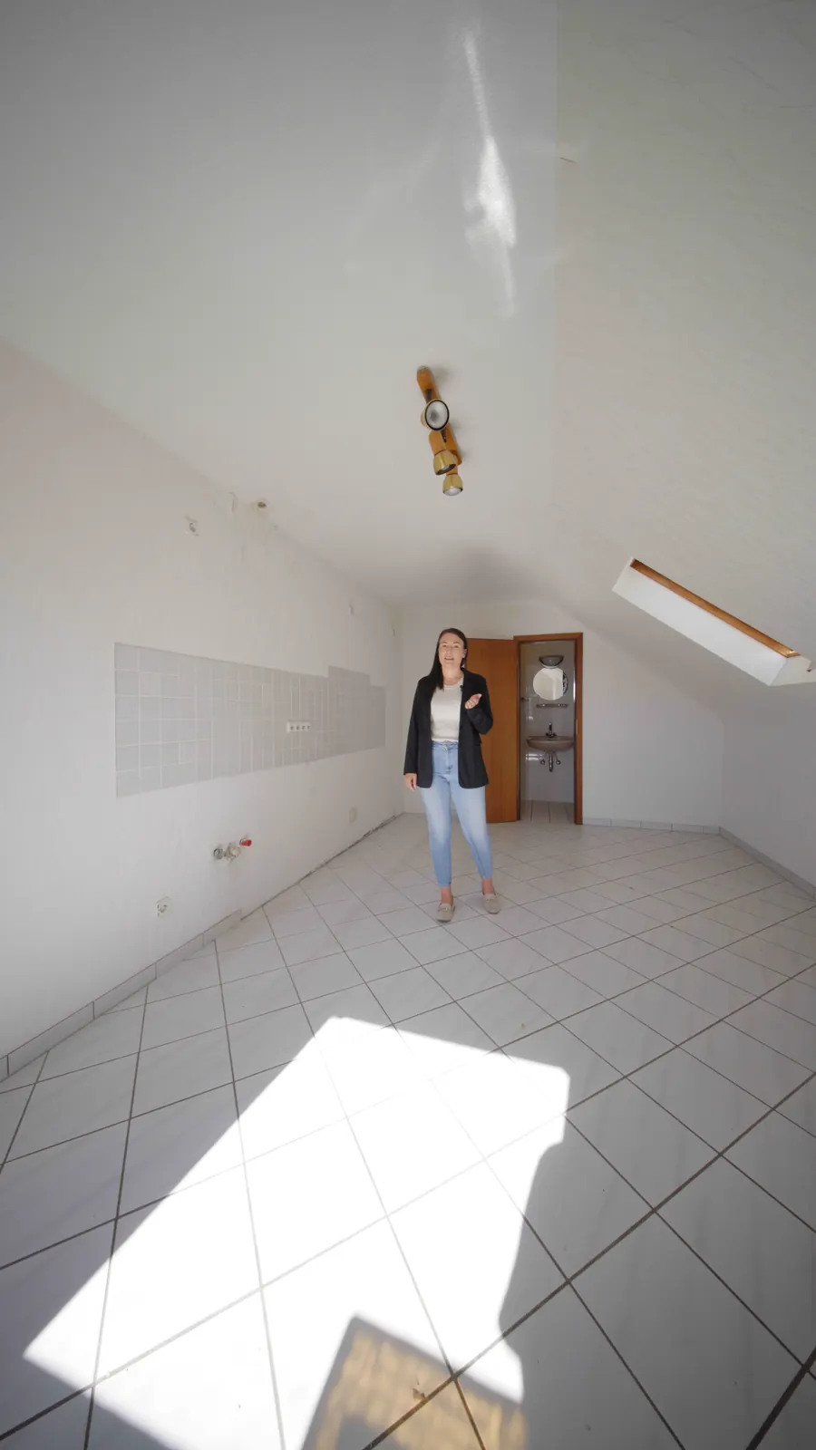 Bestand: die Maklerin im leeren Raum